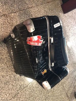 【扎心】8000元的名牌行李箱,托運(yùn)后面目全非,.