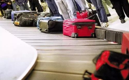 下飛機(jī)后是先領(lǐng)托運(yùn)行李還是先碰到接機(jī)的人