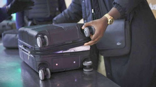 巴黎機場大混亂,萬名乘客受影響 人飛了,成堆行李還在原地凌亂 航司也要崩潰啊